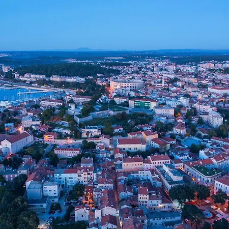 Arta Center - With Private Parking * Pula