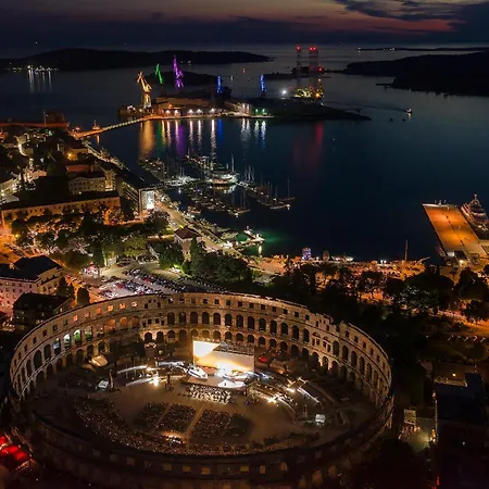 Apartment Arta Center - With Private Parking